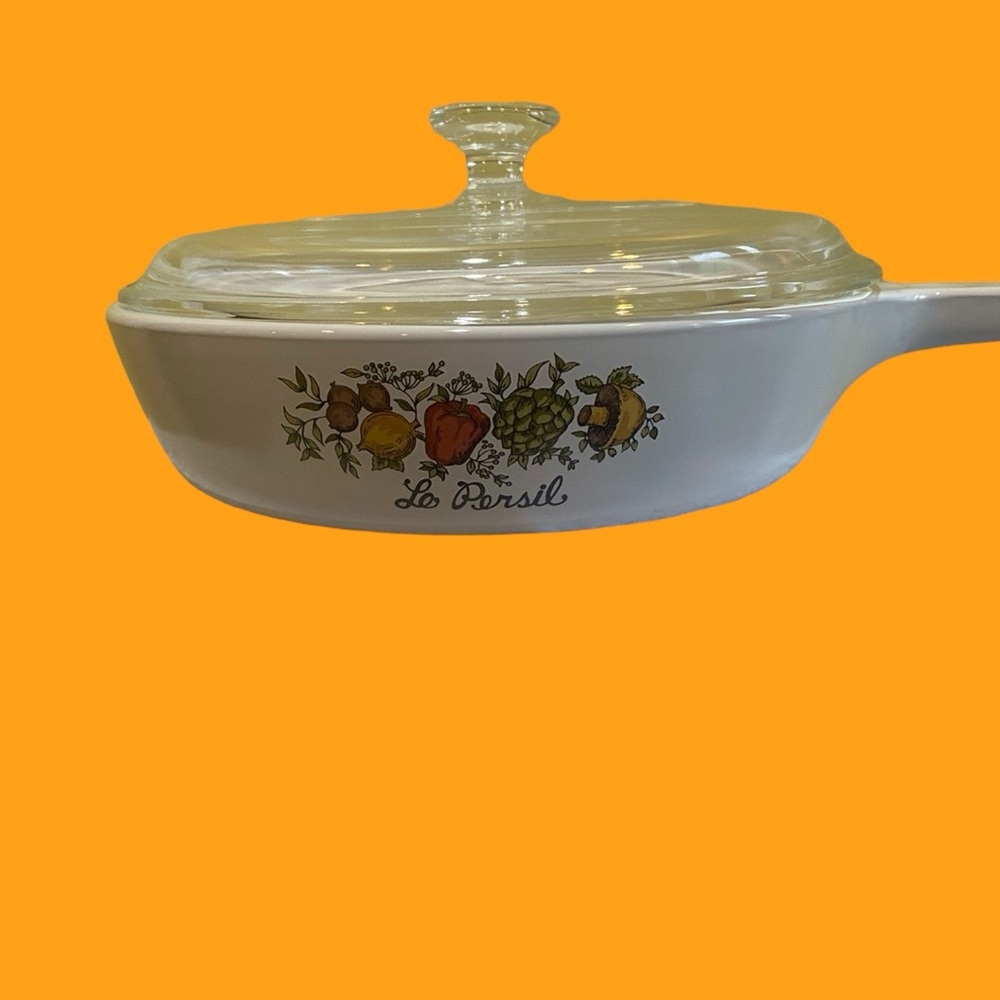 Corning Ware small, individual casserole w/lid & handle.